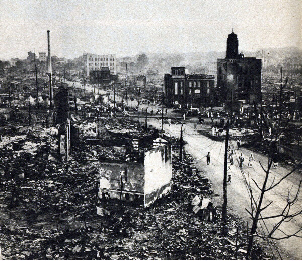 1923年（大正12年）9月1日 関東大震災直後の様子(写真右上、上部に塔があるのが文房堂)